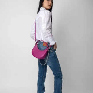• cartera zadig voltaire moonrock fucsia cuero mujer trendstore chile original • bolso zadig voltaire glam fuchsia alas brillantes compra chile • detalle alas strass cartera zadig voltaire exclusiva chile • cartera media luna zadig voltaire mujer vista frontal chile • bolso cuero granulado fucsia premium trendstore chile • cartera zadig voltaire crossbody mujer outfit fashionista chile • bolso zadig voltaire original mujer envío seguro chile • cartera zadig voltaire moonrock glam fuchsia trendstore chile
