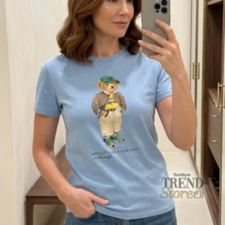 Esta polera es de esas prendas icónicas que siempre llaman la atención… el clásico Polo Bear le da ese toque entretenido, exclusivo y súper fashionista que transforma un look básico en algo mucho más especial. Perfecta para usar con jeans, blazer o incluso looks más relajados sin perder estilo.