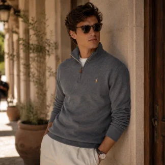 El sweater Polo Ralph Lauren Cable-Knit Cotton Jumper en color azul es una de las prendas más representativas de la marca, combinando dos de sus elementos más icónicos: el tradicional tejido cable knit y el clásico Pony bordado. Disponible en Trendstore Chile, este modelo destaca por su elegancia atemporal y su versatilidad para cualquier ocasión. Confeccionado en algodón premium, ofrece una sensación suave, cómoda y transpirable, ideal para usar durante todo el año. Su tejido trenzado aporta textura y sofisticación, convirtiéndolo en una pieza imprescindible dentro de cualquier guardarropa.