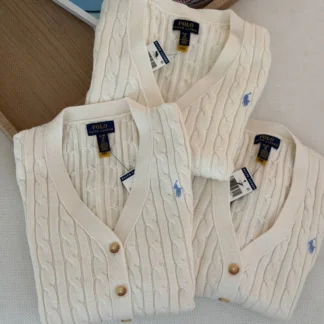 Diseño clásico y elegante • Fácil de combinar • Algodón suave y transpirable • Ideal para toda temporada • Estilo universitario americano atemporal Gracias a su diseño versátil y sofisticado, este chaleco puede acompañarte tanto en looks casuales como más elegantes, convirtiéndose en una prenda esencial dentro del clóset femenino. Disponible en Trendstore Chile, este chaleco original de Polo Ralph Lauren es ideal para mujeres que buscan prendas exclusivas, cómodas y atemporales, con compra segura y envíos a todo Chile. SEO PARA IMÁGENES: • chaleco polo ralph lauren cable knit chile • chaleco ralph lauren azul mujer chile • chaleco tejido polo ralph lauren chile • cable knit vest polo ralph lauren chile • chaleco algodón ralph lauren original chile • chaleco preppy mujer chile • ropa polo ralph lauren mujer chile • polo ralph lauren envío seguro a todo chile