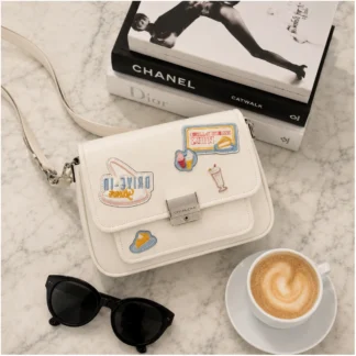 Diseño sofisticado y femenino • Tamaño práctico para uso diario • Excelente organización interior • Fácil de combinar con cualquier outfit • Acabados premium Michael Kors Gracias a su diseño elegante y funcional, esta cartera es perfecta para complementar looks casuales, de oficina o más formales, aportando un toque refinado en cualquier ocasión. Disponible en Trendstore Chile, esta cartera original de Michael Kors es ideal para mujeres que buscan accesorios exclusivos, modernos y atemporales, con compra segura y envíos a todo Chile. SEO PARA IMÁGENES: • cartera michael kors bradshaw blanca chile • bolso michael kors bradshaw crossbody chile • cartera michael kors blanca original chile • michael kors bradshaw embellished chile • bolso crossbody michael kors mujer chile • cartera michael kors herrajes plateados chile • bolso michael kors premium chile • michael kors envío seguro a todo chile 🤍✨👜