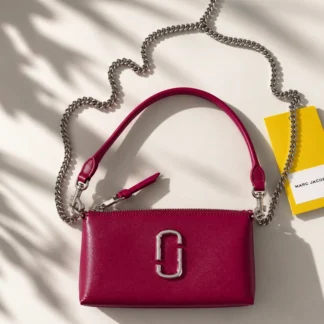 Diseño elegante y compacto • Tres formas de uso • Fácil organización interior • Acabados premium Marc Jacobs • Ideal para uso diario o eventos Gracias a su tamaño práctico y diseño sofisticado, esta cartera se convierte en el accesorio perfecto para quienes buscan elegancia, funcionalidad y un toque moderno en cada look. Disponible en Trendstore Chile, esta cartera original de Marc Jacobs es ideal para mujeres que buscan accesorios exclusivos y difíciles de encontrar en Chile, con compra segura y envíos a todo Chile. SEO PARA IMÁGENES: • cartera marc jacobs snapshot lipgloss pink chile • bolso marc jacobs snapshot rosa original chile • marc jacobs convertible crossbody chile • cartera marc jacobs cuero saffiano chile • bolso marc jacobs rosado mujer chile • marc jacobs snapshot crossbody chile • cartera marc jacobs original trendstore chile • marc jacobs envío seguro a todo chile
