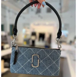 Diseño icónico Marc Jacobs • Denim acolchado moderno y sofisticado • Tres formas de uso • Tamaño práctico para el día y la noche • Excelente organización interior • Incluye bolsa protectora Gracias a su combinación de estilo casual y elegancia contemporánea, esta cartera se convierte en una pieza imprescindible para quienes buscan accesorios versátiles, modernos y fáciles de combinar. Disponible en Trendstore Chile, esta cartera original de Marc Jacobs es ideal para mujeres que buscan diseños exclusivos y difíciles de encontrar en Chile, con compra segura y envíos a todo Chile. SEO PARA IMÁGENES: • cartera marc jacobs snapshot denim acolchado chile • bolso marc jacobs quilted denim chile • marc jacobs snapshot convertible chile • cartera marc jacobs mezclilla original chile • bolso marc jacobs denim mujer chile • cartera marc jacobs j marc azul chile • marc jacobs crossbody denim chile • marc jacobs envío seguro a todo chile