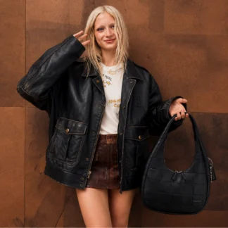 Coach Alter Ego Crescent Shoulder Bag negro original disponible en Trendstore Chile • Bolso Coach Crescent Bag cuero natural negro vista frontal compra segura Chile • Coach Alter Ego Shoulder Bag de cuero premium para mujer Trendstore Chile • Detalle cuero Full Grain Leather Coach Crescent original • Vista lateral Coach Alter Ego Crescent Bag color negro envío a todo Chile • Interior amplio Coach Crescent Shoulder Bag con cierre superior • Bolso Coach negro para tablet de 10 pulgadas original Trendstore Chile • Coach Alter Ego Crescent Shoulder Bag premium exclusivo disponible en Trendstore Chile