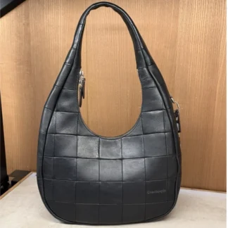 Coach Alter Ego Crescent Shoulder Bag negro original disponible en Trendstore Chile • Bolso Coach Crescent Bag cuero natural negro vista frontal compra segura Chile • Coach Alter Ego Shoulder Bag de cuero premium para mujer Trendstore Chile • Detalle cuero Full Grain Leather Coach Crescent original • Vista lateral Coach Alter Ego Crescent Bag color negro envío a todo Chile • Interior amplio Coach Crescent Shoulder Bag con cierre superior • Bolso Coach negro para tablet de 10 pulgadas original Trendstore Chile • Coach Alter Ego Crescent Shoulder Bag premium exclusivo disponible en Trendstore Chile