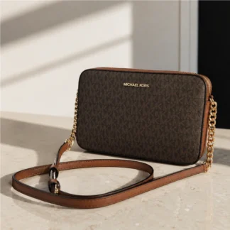 stampado Signature Michael Kors • Diseño crossbody amplio y ligero • Cierre superior con cremallera • Bolsillos interiores abiertos • Herrajes metálicos color plateado • Ideal para uso diario • Producto original Michael Kors SEO PARA IMÁGENES • Michael Kors Jet Set Large Crossbody Signature original disponible en Trendstore Chile • Cartera Michael Kors Jet Set con logotipo Signature vista frontal Chile • Bolso crossbody Michael Kors lona revestida compra segura Chile • Detalle estampado Signature Michael Kors Jet Set original • Vista lateral Michael Kors Jet Set Large Crossbody envío a todo Chile • Interior organizado Michael Kors Jet Set con bolsillos abiertos • Cartera Michael Kors original premium para mujer disponible en Trendstore Chile • Michael Kors Jet Set Large Crossbody elegante y exclusiva para mujer
