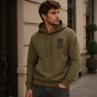 El DIESEL GINN K34 POLERÓN CON CAPUCHA DE ALGODÓN combina la esencia urbana de Diesel con la comodidad de una prenda diseñada para el uso diario. Su diseño limpio y contemporáneo, acompañado por el icónico logo Diesel y el lema "For Successful Living", refleja el ADN auténtico y rebelde que ha convertido a la marca en un referente internacional de la moda casual premium. Confeccionado en una suave mezcla de algodón, este polerón ofrece una textura agradable al tacto, excelente transpirabilidad y una gran comodidad para acompañarte durante todo el día. Su corte regular proporciona libertad de movimiento y un ajuste versátil que favorece diferentes tipos de cuerpo. La capucha con cordón ajustable permite una mayor protección y comodidad, mientras que el clásico bolsillo delantero tipo canguro añade funcionalidad para mantener las manos abrigadas o llevar los objetos esenciales siempre a mano. Los puños y la basta acanalados ayudan a conservar la forma de la prenda y proporcionan un ajuste cómodo. Gracias a su diseño minimalista y atemporal, este hoodie combina fácilmente con jeans, joggers, pantalones cargo o shorts, siendo una excelente opción para crear looks urbanos, deportivos o casuales con el sello exclusivo de Diesel. En Trendstore Chile seleccionamos productos originales de las marcas más reconocidas del mundo para ofrecer prendas auténticas, premium y difíciles de encontrar en Chile. El Diesel Ginn K34 Hoodie destaca por su calidad, comodidad y estilo contemporáneo, convirtiéndose en una prenda imprescindible para cualquier temporada. Composición: • Mezcla de algodón premium Características destacadas: • Calce regular (Regular Fit) • Capucha con cordón ajustable • Logo Diesel "For Successful Living" en el pecho • Bolsillo delantero tipo canguro • Puños y basta acanalados • Diseño tipo pullover sin cierre • Tejido suave y cómodo • Producto original Diesel SEO PARA IMÁGENES • Polerón Diesel Ginn K34 original disponible en Trendstore Chile • Hoodie Diesel Ginn K34 de algodón vista frontal compra segura Chile • Detalle logo Diesel For Successful Living original Trendstore Chile • Polerón Diesel con capucha y bolsillo canguro premium • Vista lateral Diesel Ginn K34 hoodie envío a todo Chile • Sudadera Diesel de algodón para hombre original disponible en Chile • Hoodie Diesel urbano premium con capucha Trendstore Chile • Diesel Ginn K34 polerón original exclusivo disponible en Trendstore Chile