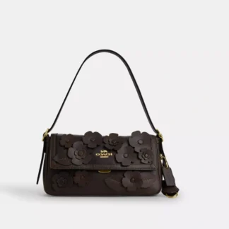 • Coach Etta Small Flap Shoulder Bag floral original disponible en Trendstore Chile • Cartera Coach Etta Maple con aplicaciones florales vista frontal Chile • Detalle flores decorativas Coach Etta Small Flap Shoulder Bag original • Bolso Coach Maple de cuero liso premium compra segura Chile • Vista lateral Coach Etta Small Flap Shoulder Bag para mujer Trendstore Chile • Cartera Coach floral elegante con correa crossbody desmontable • Interior organizado Coach Etta Small Flap Shoulder Bag original • Coach Etta S
