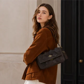 • Coach Etta Small Flap Shoulder Bag floral original disponible en Trendstore Chile • Cartera Coach Etta Maple con aplicaciones florales vista frontal Chile • Detalle flores decorativas Coach Etta Small Flap Shoulder Bag original • Bolso Coach Maple de cuero liso premium compra segura Chile • Vista lateral Coach Etta Small Flap Shoulder Bag para mujer Trendstore Chile • Cartera Coach floral elegante con correa crossbody desmontable • Interior organizado Coach Etta Small Flap Shoulder Bag original • Coach Etta S