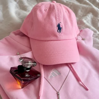 Gracias a su diseño elegante y versátil, este gorro es perfecto para complementar looks relajados y sofisticados durante cualquier temporada. Disponible en Trendstore Chile, este gorro original de Polo Ralph Lauren es ideal para quienes buscan accesorios exclusivos, de excelente calidad y estilo atemporal, con compra segura y envíos a todo Chile. SEO PARA IMÁGENES: • gorro polo ralph lauren rosa chile • jockey polo ralph lauren rosado original chile • polo ralph lauren chino ball cap rosa chile • gorro polo pony rosa chile • gorro ralph lauren mujer chile • jockey polo ralph lauren original chile • gorro polo ralph lauren unisex chile • polo ralph lauren envío seguro a todo chile