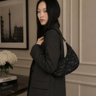 El ZADIG & VOLTAIRE Z NIGHT OUT MONOGRAM BAG NEGRO es un bolso que representa la elegancia contemporánea de la firma parisina, combinando un diseño sofisticado con la esencia urbana y rock chic que caracteriza a Zadig & Voltaire. Su moderna silueta tipo media luna aporta una apariencia ligera y refinada, mientras que el exclusivo estampado Monogram incorpora las emblemáticas alas, coronas e iniciales de la marca, creando un diseño distintivo y fácil de reconocer. El elegante acabado en tonos negros convierte esta cartera en un accesorio atemporal que combina perfectamente con looks casuales, urbanos y de noche. Confeccionado en un resistente material de poliuretano texturizado con poliéster reciclado, este modelo ofrece una excelente durabilidad y una apariencia premium que conserva su belleza con el uso diario. Los detalles metálicos plateados, el cierre superior con cremallera y los mosquetones decorativos realzan aún más el carácter sofisticado del bolso. Gracias a su práctica asa, el Z Night Out puede llevarse cómodamente en la mano o al hombro, adaptándose fácilmente a diferentes ocasiones. Su tamaño compacto permite transportar los objetos esenciales con comodidad, siendo una excelente opción para salidas, cenas, eventos o reuniones. En Trendstore Chile seleccionamos productos originales de las marcas más exclusivas de Europa y Estados Unidos para ofrecer accesorios auténticos, premium y difíciles de encontrar en Chile. El Zadig & Voltaire Z Night Out Monogram Bag combina funcionalidad, diseño y elegancia en una pieza imprescindible para quienes buscan un bolso versátil y con personalidad. Materiales: • 67% poliuretano • 33% poliéster • Lona revestida con estampado Monogram Características destacadas: • Diseño tipo media luna • Estampado Monogram exclusivo Zadig & Voltaire • Cierre superior con cremallera • Herrajes metálicos color plateado • Costuras decorativas en contraste • Asa para llevar en la mano o al hombro • Diseño ligero y funcional • Producto original Zadig & Voltaire SEO PARA IMÁGENES • Zadig & Voltaire Z Night Out Monogram Bag original disponible en Trendstore Chile • Bolso Zadig & Voltaire Night Out Monogram negro vista frontal compra segura Chile • Cartera media luna Zadig & Voltaire Monogram premium para mujer • Detalle estampado Monogram y herrajes plateados Zadig & Voltaire • Vista lateral Z Night Out Monogram Bag envío a todo Chile • Bolso Zadig & Voltaire negro para mano y hombro original • Textura Monogram premium Z Night Out exclusivo Trendstore Chile • Zadig & Voltaire Night Out Monogram Bag disponible en Trendstore Chile