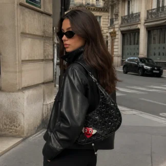 El ZADIG & VOLTAIRE Z NIGHT OUT MONOGRAM BAG NEGRO es un bolso que representa la elegancia contemporánea de la firma parisina, combinando un diseño sofisticado con la esencia urbana y rock chic que caracteriza a Zadig & Voltaire. Su moderna silueta tipo media luna aporta una apariencia ligera y refinada, mientras que el exclusivo estampado Monogram incorpora las emblemáticas alas, coronas e iniciales de la marca, creando un diseño distintivo y fácil de reconocer. El elegante acabado en tonos negros convierte esta cartera en un accesorio atemporal que combina perfectamente con looks casuales, urbanos y de noche. Confeccionado en un resistente material de poliuretano texturizado con poliéster reciclado, este modelo ofrece una excelente durabilidad y una apariencia premium que conserva su belleza con el uso diario. Los detalles metálicos plateados, el cierre superior con cremallera y los mosquetones decorativos realzan aún más el carácter sofisticado del bolso. Gracias a su práctica asa, el Z Night Out puede llevarse cómodamente en la mano o al hombro, adaptándose fácilmente a diferentes ocasiones. Su tamaño compacto permite transportar los objetos esenciales con comodidad, siendo una excelente opción para salidas, cenas, eventos o reuniones. En Trendstore Chile seleccionamos productos originales de las marcas más exclusivas de Europa y Estados Unidos para ofrecer accesorios auténticos, premium y difíciles de encontrar en Chile. El Zadig & Voltaire Z Night Out Monogram Bag combina funcionalidad, diseño y elegancia en una pieza imprescindible para quienes buscan un bolso versátil y con personalidad. Materiales: • 67% poliuretano • 33% poliéster • Lona revestida con estampado Monogram Características destacadas: • Diseño tipo media luna • Estampado Monogram exclusivo Zadig & Voltaire • Cierre superior con cremallera • Herrajes metálicos color plateado • Costuras decorativas en contraste • Asa para llevar en la mano o al hombro • Diseño ligero y funcional • Producto original Zadig & Voltaire SEO PARA IMÁGENES • Zadig & Voltaire Z Night Out Monogram Bag original disponible en Trendstore Chile • Bolso Zadig & Voltaire Night Out Monogram negro vista frontal compra segura Chile • Cartera media luna Zadig & Voltaire Monogram premium para mujer • Detalle estampado Monogram y herrajes plateados Zadig & Voltaire • Vista lateral Z Night Out Monogram Bag envío a todo Chile • Bolso Zadig & Voltaire negro para mano y hombro original • Textura Monogram premium Z Night Out exclusivo Trendstore Chile • Zadig & Voltaire Night Out Monogram Bag disponible en Trendstore Chile