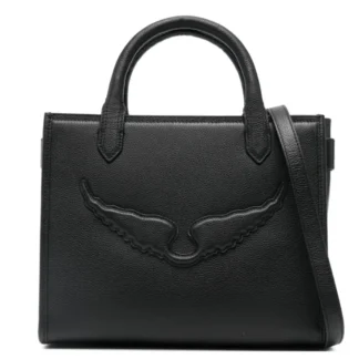 La ZADIG & VOLTAIRE CARTERA ESTRUCTURADA DE CUERO GRANULADO NEGRO CON ALAS EN RELIEVE representa la sofisticación contemporánea de la firma parisina, fusionando líneas limpias, materiales premium y el inconfundible estilo rock chic que caracteriza a Zadig & Voltaire. Confeccionada en 100% cuero granulado de alta calidad, esta cartera destaca por su textura elegante y resistente, diseñada para conservar su belleza con el uso diario. Su estructura firme mantiene una silueta impecable, mientras que el clásico color negro aporta una versatilidad absoluta para combinar con cualquier outfit y durante cualquier temporada. El protagonista del diseño son las emblemáticas alas en relieve, un detalle exclusivo que refleja la identidad de Zadig & Voltaire y aporta personalidad sin perder la elegancia. Sus asas superiores permiten llevarla cómodamente en la mano, mientras que la correa desmontable ofrece la posibilidad de usarla al hombro o cruzada, adaptándose fácilmente a distintas ocasiones. Su interior ofrece un espacio práctico para transportar los esenciales diarios con comodidad, convirtiéndola en una excelente opción para el trabajo, reuniones, salidas o eventos donde se busca un accesorio sofisticado y funcional. Como detalle adicional, esta cartera incluye su bolsa guardapolvo original para proteger el cuero cuando no está en uso, ayudando a conservar su apariencia impecable por más tiempo. En Trendstore Chile seleccionamos productos originales de las marcas más exclusivas de Europa y Estados Unidos para ofrecer accesorios auténticos, premium y difíciles de encontrar en Chile. Esta cartera estructurada Zadig & Voltaire es una inversión en diseño, calidad y elegancia que permanecerá vigente temporada tras temporada. Medidas: • Largo: 25 cm • Alto: 21,5 cm • Ancho: 13 cm Material: • 100% cuero granulado premium Características destacadas: • Diseño estructurado elegante • Cuero granulado de alta calidad • Alas en relieve exclusivas Zadig & Voltaire • Asas superiores • Correa removible para hombro o uso cruzado • Cierre superior seguro • Incluye bolsa guardapolvo • Producto original Zadig & Voltaire Referencia del producto: • Código: LWBA04246 SEO PARA IMÁGENES • Zadig & Voltaire cartera estructurada cuero granulado negro original Trendstore Chile • Bolso Zadig & Voltaire negro con alas en relieve vista frontal Chile • Cartera de cuero granulado Zadig & Voltaire premium compra segura Chile • Detalle alas en relieve Zadig & Voltaire original envío a todo Chile • Vista lateral cartera estructurada Zadig & Voltaire de cuero negro • Bolso Zadig & Voltaire con correa removible para mujer Trendstore Chile • Textura cuero granulado premium Zadig & Voltaire original disponible en Chile • Cartera estructurada Zadig & Voltaire exclusiva disponible en Trendstore Chile