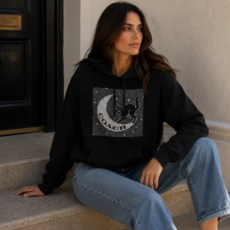 El COACH HALLOWEEN BLACK CAT MOON SIGNATURE SQUARE HOODIE DE ALGODÓN combina el estilo icónico de Coach con una propuesta creativa inspirada en Halloween. Su exclusivo gráfico del gato negro bajo la luna sobre el clásico estampado Signature convierte este hoodie en una pieza de colección para quienes buscan prendas originales con un diseño diferente. Confeccionado en 100% algodón premium, ofrece una textura suave, transpirable y cómoda para el uso diario. Su tejido de alta calidad proporciona una excelente sensación al contacto con la piel y mantiene la estructura de la prenda con el paso del tiempo. Su diseño incorpora una amplia capucha que aporta un estilo relajado y contemporáneo, mientras que el tradicional bolsillo delantero tipo canguro ofrece funcionalidad para mantener las manos abrigadas o llevar pequeños objetos esenciales. Gracias a su diseño versátil, este polerón combina perfectamente con jeans, leggings, joggers o shorts, convirtiéndose en una excelente opción para crear looks urbanos con un toque exclusivo. La ilustración especial del gato negro y la luna le aporta personalidad sin perder la sofisticación característica de Coach. En Trendstore Chile seleccionamos productos originales de las marcas más reconocidas internacionalmente para ofrecer prendas auténticas, exclusivas y difíciles de encontrar en Chile. El Coach Halloween Black Cat Moon Signature Square Hoodie es una edición especial ideal para quienes buscan moda premium con diseños únicos. Medidas: • Largo aproximado: 64,8 cm Composición: • 100% algodón Características destacadas: • Edición especial Coach Halloween • Gráfico Black Cat Moon Signature • Capucha integrada • Bolsillo delantero tipo canguro • Tejido 100% algodón premium • Lavable a máquina • Producto original Coach SEO PARA IMÁGENES • Coach Halloween Black Cat Moon Signature Hoodie original disponible en Trendstore Chile • Polerón Coach Black Cat Moon de algodón vista frontal compra segura Chile • Hoodie Coach Signature gato negro edición especial original • Detalle estampado Halloween Coach Black Cat Moon Hoodie premium • Vista lateral polerón Coach Signature envío a todo Chile • Hoodie Coach de algodón con bolsillo canguro original Trendstore Chile • Polerón Coach edición limitada Halloween exclusivo para mujer • Coach Black Cat Moon Signature Square Hoodie original disponible en Trendstore Chile