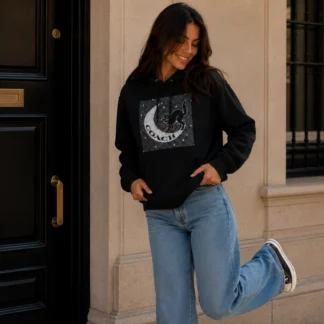 El COACH HALLOWEEN BLACK CAT MOON SIGNATURE SQUARE HOODIE DE ALGODÓN combina el estilo icónico de Coach con una propuesta creativa inspirada en Halloween. Su exclusivo gráfico del gato negro bajo la luna sobre el clásico estampado Signature convierte este hoodie en una pieza de colección para quienes buscan prendas originales con un diseño diferente. Confeccionado en 100% algodón premium, ofrece una textura suave, transpirable y cómoda para el uso diario. Su tejido de alta calidad proporciona una excelente sensación al contacto con la piel y mantiene la estructura de la prenda con el paso del tiempo. Su diseño incorpora una amplia capucha que aporta un estilo relajado y contemporáneo, mientras que el tradicional bolsillo delantero tipo canguro ofrece funcionalidad para mantener las manos abrigadas o llevar pequeños objetos esenciales. Gracias a su diseño versátil, este polerón combina perfectamente con jeans, leggings, joggers o shorts, convirtiéndose en una excelente opción para crear looks urbanos con un toque exclusivo. La ilustración especial del gato negro y la luna le aporta personalidad sin perder la sofisticación característica de Coach. En Trendstore Chile seleccionamos productos originales de las marcas más reconocidas internacionalmente para ofrecer prendas auténticas, exclusivas y difíciles de encontrar en Chile. El Coach Halloween Black Cat Moon Signature Square Hoodie es una edición especial ideal para quienes buscan moda premium con diseños únicos. Medidas: • Largo aproximado: 64,8 cm Composición: • 100% algodón Características destacadas: • Edición especial Coach Halloween • Gráfico Black Cat Moon Signature • Capucha integrada • Bolsillo delantero tipo canguro • Tejido 100% algodón premium • Lavable a máquina • Producto original Coach SEO PARA IMÁGENES • Coach Halloween Black Cat Moon Signature Hoodie original disponible en Trendstore Chile • Polerón Coach Black Cat Moon de algodón vista frontal compra segura Chile • Hoodie Coach Signature gato negro edición especial original • Detalle estampado Halloween Coach Black Cat Moon Hoodie premium • Vista lateral polerón Coach Signature envío a todo Chile • Hoodie Coach de algodón con bolsillo canguro original Trendstore Chile • Polerón Coach edición limitada Halloween exclusivo para mujer • Coach Black Cat Moon Signature Square Hoodie original disponible en Trendstore Chile