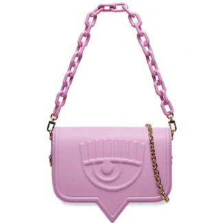 El CHIARA FERRAGNI BOLSO 75SB4BA3 ROSA LILAC SACHET es un accesorio diseñado para mujeres que disfrutan la moda contemporánea y buscan piezas exclusivas con un estilo fresco, femenino y sofisticado. Su diseño moderno y su delicado tono rosa Lilac Sachet reflejan la esencia fashion de la reconocida firma italiana Chiara Ferragni. Su silueta estructurada aporta un acabado elegante que resulta ideal para acompañar tanto looks casuales como outfits más sofisticados. Gracias a su tamaño compacto, permite llevar cómodamente los esenciales del día, convirtiéndose en el complemento perfecto para salidas, reuniones, almuerzos, eventos o uso cotidiano. El suave color rosa con matices lila entrega luminosidad y un aire delicado que combina fácilmente con tonos neutros, denim, blancos, beige o colores pastel, convirtiéndose en una pieza muy versátil para diferentes temporadas. Su diseño exclusivo destaca por sus líneas limpias y contemporáneas, representando el estilo moderno y juvenil que caracteriza a Chiara Ferragni. Es una excelente opción para quienes buscan un bolso elegante, funcional y con personalidad. En Trendstore Chile seleccionamos productos originales de las marcas más reconocidas de Europa y Estados Unidos para ofrecer accesorios auténticos, exclusivos y difíciles de encontrar en Chile. El Chiara Ferragni 75SB4BA3 es una pieza ideal para quienes desean incorporar un toque de lujo italiano a su colección de bolsos. Medidas: • Largo: 25 cm • Alto: 21,5 cm • Ancho: 8 cm Características destacadas: • Diseño elegante y contemporáneo • Color Rosa Lilac Sachet • Tamaño compacto • Ideal para uso diario • Estilo casual premium • Producto original Chiara Ferragni SEO PARA IMÁGENES • Chiara Ferragni bolso 75SB4BA3 rosa original disponible en Trendstore Chile • Bolso Chiara Ferragni Lilac Sachet vista frontal compra segura Chile • Cartera Chiara Ferragni rosa elegante para mujer Trendstore Chile • Detalle bolso Chiara Ferragni 75SB4BA3 original envío a todo Chile • Vista lateral cartera Chiara Ferragni color rosa premium • Bolso Chiara Ferragni casual exclusivo para mujer disponible en Chile • Cartera Chiara Ferragni original color Lilac Sachet Trendstore Chile • Bolso premium Chiara Ferragni rosa compra segura y envío a todo Chile