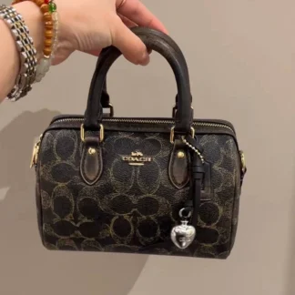 cartera coach mini rowan crossbody chile • bolso coach mini rowan original chile • cartera coach con charms mujer chile • mini rowan coach marrón mujer chile • bolso coach pequeño crossbody original chile • cartera coach mini rowan trendstore chile • bolso coach compacto mujer chile • coach mini rowan envío seguro a todo chile