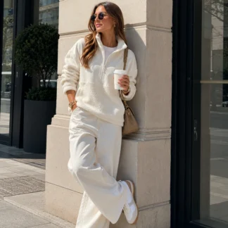 Disponible en Trendstore Chile, este polerón original de SKIMS es ideal para mujeres que buscan prendas cómodas, modernas y de calidad premium, con compra segura y envíos a todo Chile. SEO PARA IMÁGENES: • polerón skims faux shearling chile • skims half zip pullover chile • polerón borrego mujer chile • skims fleece pullover original chile • polerón oversize skims chile • polerón peludo mujer chile • ropa skims original chile • skims envío seguro a todo chile