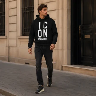 El DSQUARED2 ICON SQUARED COOL HOODIE DE ALGODÓN combina el estilo urbano contemporáneo con la esencia irreverente de la firma canadiense. Su diseño moderno destaca por el icónico logo ICON Squared acompañado de un gráfico exclusivo que refleja el carácter creativo y sofisticado de Dsquared2. Confeccionado en algodón premium con un ligero porcentaje de elasticidad, este hoodie ofrece una textura suave, excelente comodidad y libertad de movimiento durante todo el día. Su tejido proporciona un ajuste confortable, ideal para el uso diario sin perder la estructura característica de una prenda de alta calidad. El clásico bolsillo tipo canguro aporta funcionalidad y comodidad, permitiendo mantener las manos abrigadas o guardar pequeños objetos esenciales. Su diseño con capucha completa el estilo casual premium que caracteriza a Dsquared2, convirtiéndolo en una prenda versátil para cualquier temporada. Perfecto para combinar con jeans, joggers, pantalones cargo o zapatillas, este polerón representa el equilibrio ideal entre lujo y moda urbana, adaptándose fácilmente a looks casuales o street style con un sello exclusivo. En Trendstore Chile seleccionamos prendas originales de las marcas más reconocidas internacionalmente para ofrecer moda auténtica, exclusiva y difícil de encontrar en Chile. El Dsquared2 Icon Squared Cool Hoodie es una excelente opción para quienes buscan comodidad, calidad y un diseño con personalidad. Composición: • Algodón premium con elasticidad para mayor comodidad. Características destacadas: • Diseño exclusivo ICON Squared • Estampado gráfico frontal • Capucha integrada • Bolsillo delantero tipo canguro • Tejido suave y cómodo • Estilo urbano premium • Ideal para uso diario • Producto original Dsquared2 SEO PARA IMÁGENES • Dsquared2 Icon Squared Cool Hoodie original disponible en Trendstore Chile • Hoodie Dsquared2 de algodón premium vista frontal compra segura Chile • Polerón Dsquared2 ICON con gráfico exclusivo para mujer y hombre • Detalle logo ICON Squared Dsquared2 original Trendstore Chile • Vista lateral hoodie Dsquared2 premium envío a todo Chile • Bolsillo canguro hoodie Dsquared2 de algodón original • Polerón urbano de lujo Dsquared2 exclusivo disponible en Trendstore Chile • Dsquared2 Icon Squared Cool Hoodie premium original para Chile