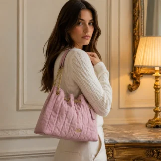 Evelyn Shoulder Bag denim acolchado con charm original disponible en Trendstore Chile • Bolso Evelyn Shoulder Bag Gold Light Pink vista frontal compra segura Chile • Detalle acolchado Evelyn Shoulder Bag denim premium para mujer Trendstore Chile • Charm decorativo Evelyn Shoulder Bag original envío a todo Chile • Vista lateral Evelyn Shoulder Bag denim y cuero liso exclusivo Trendstore Chile • Interior organizado Evelyn Shoulder Bag con cierre superior y bolsillo interno • Textura denim efecto desgastado Evelyn Shoulder Bag producto original Chile • Bolso shoulder bag femenino premium Evelyn Gold Light Pink disponible en Trendstore Chile