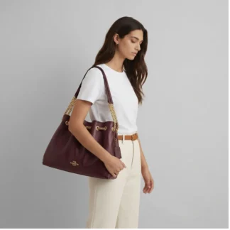 Coach Evelyn Shoulder Bag Gold Dark Wine original disponible en Trendstore Chile • Bolso Coach Evelyn Shoulder Bag cuero brillante vista frontal compra segura Chile • Detalle cuero shiny smooth leather Coach Evelyn Shoulder Bag original • Vista lateral Coach Evelyn Shoulder Bag Dark Wine premium para mujer • Interior con bolsillos multifuncionales Coach Evelyn Shoulder Bag Trendstore Chile • Bolso Coach original color Dark Wine envío a todo Chile • Textura cuero brillante Coach Evelyn Shoulder Bag exclusivo para mujer • Coach Evelyn Shoulder Bag premium elegante disponible en Trendstore Chile