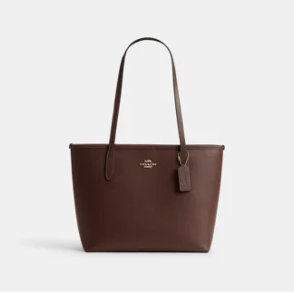 Coach Medium City Tote Bag Gold Maple original disponible en Trendstore Chile • Bolso Coach Medium City Tote Bag cuero premium vista frontal Trendstore Chile • Detalle de cuero Gold Maple en Coach Medium City Tote Bag original • Interior espacioso Coach Medium City Tote Bag compra segura en Chile • Vista lateral Coach Medium City Tote Bag premium para mujer Trendstore Chile • Bolso tote Coach original con acabado Gold Maple envío a todo Chile • Textura cuero premium Coach Medium City Tote Bag detalle exclusivo • Coach Medium City Tote Bag elegante para uso diario disponible en Trendstore Chile