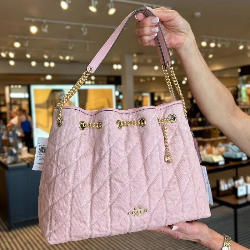 CARTERA COACH - EVELYN SHOULDER BAG DENIM ACOLCHADO CON CHARM GOLD/LIGHT PINK