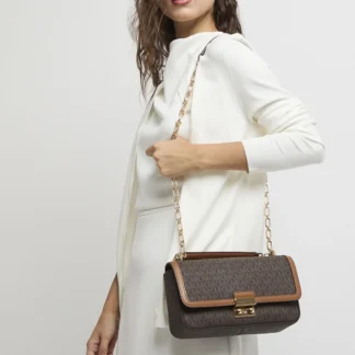 Diseño elegante y sofisticado • Interior amplio y cómodo • Silueta acolchada de tendencia • Fácil de combinar • Ideal para uso diario o salidas especiales • Calidad premium Michael Kors Gracias a su diseño versátil y sofisticado, esta cartera es perfecta para complementar looks casuales, urbanos o más elegantes, convirtiéndose en un imprescindible para cualquier temporada. Disponible en Trendstore Chile, esta cartera original de Michael Kors es ideal para mujeres que buscan accesorios exclusivos, prácticos y atemporales, con compra segura y envíos a todo Chile. SEO PARA IMÁGENES: • cartera michael kors tribeca marrón chile • bolso michael kors tribeca shoulder bag chile • cartera michael kors signature logo marrón chile • bolso michael kors bellota original chile • cartera acolchada michael kors chile • michael kors tribeca large shoulder bag chile • cartera michael kors mujer original chile • michael kors envío seguro a todo chile