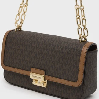 Diseño elegante y sofisticado • Interior amplio y cómodo • Silueta acolchada de tendencia • Fácil de combinar • Ideal para uso diario o salidas especiales • Calidad premium Michael Kors Gracias a su diseño versátil y sofisticado, esta cartera es perfecta para complementar looks casuales, urbanos o más elegantes, convirtiéndose en un imprescindible para cualquier temporada. Disponible en Trendstore Chile, esta cartera original de Michael Kors es ideal para mujeres que buscan accesorios exclusivos, prácticos y atemporales, con compra segura y envíos a todo Chile. SEO PARA IMÁGENES: • cartera michael kors tribeca marrón chile • bolso michael kors tribeca shoulder bag chile • cartera michael kors signature logo marrón chile • bolso michael kors bellota original chile • cartera acolchada michael kors chile • michael kors tribeca large shoulder bag chile • cartera michael kors mujer original chile • michael kors envío seguro a todo chile