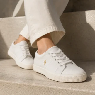 Gracias a su diseño atemporal y comodidad, estas zapatillas son perfectas para quienes buscan un calzado práctico, elegante y fácil de combinar durante todo el año. Disponible en Trendstore Chile, este modelo de Lauren Ralph Lauren es ideal para mujeres que valoran el estilo clásico y la comodidad en cada paso. SEO PARA IMÁGENES: • zapatillas lauren ralph lauren blancas mujer chile • zapatillas ralph lauren white mujer chile • zapatillas lauren ralph lauren casuales chile • zapatillas blancas mujer ralph lauren chile • sneakers lauren ralph lauren originales chile • zapatillas canvas mujer chile • ralph lauren mujer compra online chile • zapatillas lauren ralph lauren envío seguro chile