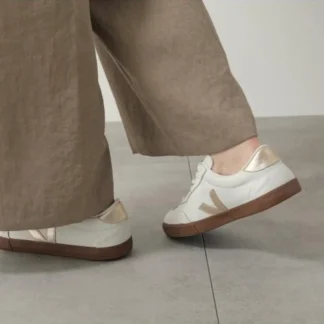 Descubre las nuevas zapatillas Veja Volley leather white platine bark inspiradas en las zapatillas de voleibol brasileñas de los años 70. Es la reedición que Veja lanza de su primer modelo lanzado en 2005. Estas son las zapatillas Veja para hombre y para mujer mas ‘vintage’. Todas las deportivas Veja son unisex. No dudes ni un segundo que estás bambas se convertirán en tus Veja favoritas con esa suela marrón y su logo V en tono marrón grisáceo, y no te quitarás de encima.