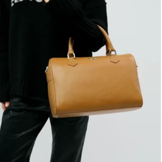 Zadig & Voltaire Sunny Medium Wings café original disponible en Trendstore Chile • Cartera Sunny Medium Wings color café de cuero graneado premium Trendstore Chile • Vista frontal Zadig & Voltaire Sunny Medium Wings café compra segura Chile • Detalle alas metálicas Sunny Medium Wings original Zadig & Voltaire • Bolso Zadig & Voltaire café para mujer envío a todo Chile • Vista lateral Sunny Medium Wings cuero graneado color café premium • Textura piel graneada café Zadig & Voltaire cartera exclusiva para mujer • Sunny Medium Wings café usado al hombro y cruzado disponible en Trendstore Chile