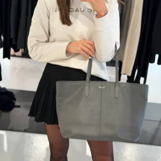 Tote Zadig & Voltaire cuero gris original disponible en Trendstore Chile • Bolso tote Zadig & Voltaire gris vista frontal compra segura Chile • Cartera de cuero gris Zadig & Voltaire premium para mujer • Tote Zadig & Voltaire elegante y funcional envío a todo Chile • Vista lateral bolso tote de cuero gris original Trendstore Chile • Detalle cuero premium Zadig & Voltaire tote bag exclusivo • Bolso amplio Zadig & Voltaire para trabajo y uso diario Chile • Tote de cuero gris original Zadig & Voltaire disponible en Trendstore Chile