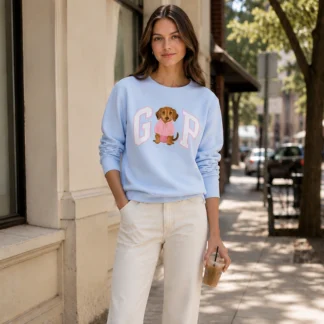reconocidas internacionalmente para ofrecer prendas auténticas, exclusivas y difíciles de encontrar en Chile. Este Gap Relaxed Logo Sweatshirt con estampado Dachshund es perfecto para quienes buscan comodidad sin renunciar a un estilo original y lleno de encanto. Características destacadas: • Diseño exclusivo con perrito Dachshund • Logo GAP frontal • Color celeste (Essential Blu) • Calce Relaxed Fit • Interior suave tipo fleece • Cuello redondo • Manga larga • Puños y basta acanalados • Producto original GAP SEO PARA IMÁGENES • GAP Relaxed Logo Sweatshirt celeste con perrito Dachshund original Trendstore Chile • Polerón GAP celeste con estampado perro salchicha vista frontal Chile • Sudadera GAP con Dachshund y logo GAP compra segura Chile • Detalle estampado perrito salchicha con hoodie rosado GAP original • Polerón GAP Relaxed Fit celeste premium para mujer Trendstore Chile • Vista lateral GAP Logo Sweatshirt con estampado Dachshund envío a todo Chile • Polerón GAP original con diseño de perro salchicha exclusivo • GAP Relaxed Sweatshirt con perrito Dachshund disponible en Trendstore Chile
