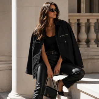 La ZADIG & VOLTAIRE TROY JACKET NEGRA DE ALGODÓN representa la esencia de la firma parisina: un equilibrio perfecto entre lujo contemporáneo, estilo urbano y la actitud rock chic que ha convertido a Zadig & Voltaire en una de las marcas más reconocidas del mundo. Confeccionada en 100% algodón premium, esta chaqueta ofrece una textura suave, cómoda y resistente, ideal para acompañarte durante gran parte del año. Su diseño minimalista en color negro la convierte en una prenda extremadamente versátil, capaz de complementar desde looks casuales con jeans y zapatillas hasta combinaciones más sofisticadas con pantalones de vestir o vestidos. Su silueta limpia y contemporánea refleja la estética parisina característica de Zadig & Voltaire, donde los detalles discretos y la excelente confección son protagonistas. Gracias a su diseño atemporal, esta chaqueta se convierte en una inversión de largo plazo que nunca pasa de moda. El algodón de alta calidad proporciona una excelente transpirabilidad y comodidad durante el uso diario, manteniendo una caída natural y un acabado impecable. Es una prenda ideal para quienes buscan estilo, funcionalidad y materiales premium en un solo diseño. En Trendstore Chile seleccionamos prendas originales de las marcas más exclusivas de Europa y Estados Unidos para ofrecer moda auténtica, sofisticada y difícil de encontrar en Chile. La Zadig & Voltaire Troy Jacket es una pieza imprescindible para mujeres que valoran la elegancia relajada y el diseño contemporáneo. Composición: • 100% algodón premium Características destacadas: • Diseño exclusivo Zadig & Voltaire • Color negro atemporal • Confección en algodón de alta calidad • Estilo urbano con inspiración parisina • Cómoda, ligera y versátil • Ideal para looks casuales o sofisticados • Producto original Zadig & Voltaire Referencia del producto: • Código: WKCF3401F_NOIR SEO PARA IMÁGENES • Zadig & Voltaire Troy Jacket negra original disponible en Trendstore Chile • Chaqueta Zadig & Voltaire negra de algodón vista frontal compra segura Chile • Detalle algodón premium Troy Jacket Zadig & Voltaire original • Chaqueta negra Zadig & Voltaire estilo parisino para mujer • Vista lateral Troy Jacket Zadig & Voltaire envío a todo Chile • Chaqueta de algodón negra premium Zadig & Voltaire exclusiva Trendstore Chile • Moda francesa Zadig & Voltaire Troy Jacket original para mujer • Zadig & Voltaire Troy Jacket negra disponible en Trendstore Chile