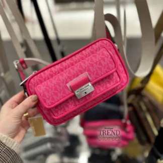 Cartera Michael Kors Bradshaw pequeña Signature Logo fucsia original disponible en Trendstore Chile. Vista frontal de la cartera Michael Kors Bradshaw Camera Crossbody fucsia con compra segura y envío a todo Chile. Detalle del estampado Signature Logo y herrajes plateados de la Michael Kors Bradshaw original disponible en Trendstore Chile. Vista lateral de la cartera Michael Kors Bradshaw pequeña fucsia con correa ajustable y diseño camera bag. Interior de la cartera Michael Kors Bradshaw pequeña con tres ranuras para tarjetas disponible en Trendstore Chile. Cartera Michael Kors Bradshaw Signature Logo original para mujer con despacho a todo Chile desde Trendstore Chile. Detalle de la lona Signature Logo y acabados premium de la Michael Kors Bradshaw fucsia original. Cartera Michael Kors Bradshaw pequeña Camera Crossbody fucsia original, compra segura y envío a todo Chile desde Trendstore Chile.