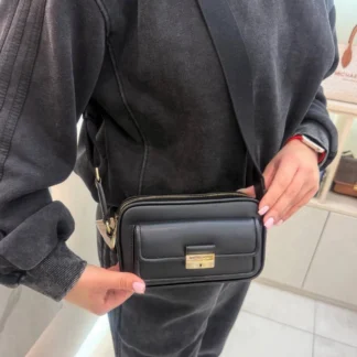 Cartera Michael Kors Bradshaw pequeña de cuero negra original disponible en Trendstore Chile. Vista frontal de la cartera Michael Kors Bradshaw Camera Crossbody negra de cuero con compra segura en Chile. Detalle del cuero premium negro y herrajes plateados de la Michael Kors Bradshaw original disponible en Trendstore Chile. Vista lateral de la cartera Michael Kors Bradshaw pequeña negra con correa ajustable y envío a todo Chile. Interior de la cartera Michael Kors Bradshaw de cuero con tres ranuras para tarjetas disponible en Trendstore Chile. Cartera Michael Kors Bradshaw de cuero negra original para mujer con despacho a todo Chile desde Trendstore Chile. Detalle de la textura del cuero y acabados premium de la Michael Kors Bradshaw negra original. Cartera Michael Kors Bradshaw pequeña de cuero negra original, compra segura y envío a todo Chile desde Trendstore Chile.