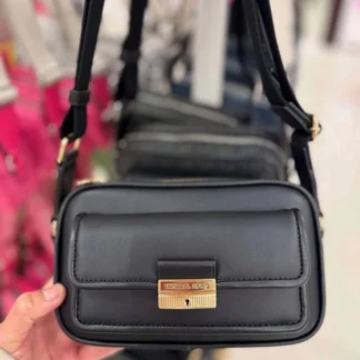 Cartera Michael Kors Bradshaw pequeña de cuero negra original disponible en Trendstore Chile. Vista frontal de la cartera Michael Kors Bradshaw Camera Crossbody negra de cuero con compra segura en Chile. Detalle del cuero premium negro y herrajes plateados de la Michael Kors Bradshaw original disponible en Trendstore Chile. Vista lateral de la cartera Michael Kors Bradshaw pequeña negra con correa ajustable y envío a todo Chile. Interior de la cartera Michael Kors Bradshaw de cuero con tres ranuras para tarjetas disponible en Trendstore Chile. Cartera Michael Kors Bradshaw de cuero negra original para mujer con despacho a todo Chile desde Trendstore Chile. Detalle de la textura del cuero y acabados premium de la Michael Kors Bradshaw negra original. Cartera Michael Kors Bradshaw pequeña de cuero negra original, compra segura y envío a todo Chile desde Trendstore Chile.