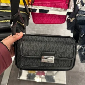 Cartera Michael Kors Bradshaw pequeña Signature Logo negra original disponible en Trendstore Chile. Vista frontal de la cartera Michael Kors Bradshaw Camera Crossbody negra con compra segura y envío a todo Chile. Detalle del estampado Signature Logo negro de la Michael Kors Bradshaw original disponible en Trendstore Chile. Vista lateral de la cartera Michael Kors Bradshaw pequeña negra con correa ajustable y herrajes plateados. Interior de la cartera Michael Kors Bradshaw pequeña con tres ranuras para tarjetas disponible en Trendstore Chile. Cartera Michael Kors Bradshaw Signature Logo negra original para mujer con despacho a todo Chile desde Trendstore Chile. Detalle de la lona Signature Logo y acabados premium de la Michael Kors Bradshaw negra original. Cartera Michael Kors Bradshaw pequeña Camera Crossbody negra original, compra segura y envío a todo Chile desde Trendstore Chile.