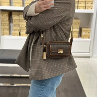 Cartera Michael Kors Bradshaw pequeña Signature Logo café monograma original disponible en Trendstore Chile. Vista frontal de la cartera Michael Kors Bradshaw Camera Crossbody café monograma con compra segura en Chile. Detalle del estampado Signature Logo café de la Michael Kors Bradshaw original disponible en Trendstore Chile. Vista lateral de la cartera Michael Kors Bradshaw pequeña café monograma con correa ajustable y envío a todo Chile. Interior de la cartera Michael Kors Bradshaw pequeña con tres ranuras para tarjetas disponible en Trendstore Chile. Cartera Michael Kors Bradshaw Signature Logo café monograma original para mujer con despacho a todo Chile desde Trendstore Chile. Detalle de la lona Signature Logo y acabados premium de la Michael Kors Bradshaw café monograma original. Cartera Michael Kors Bradshaw pequeña Camera Crossbody café monograma original, compra segura y envío a todo Chile desde Trendstore Chile.