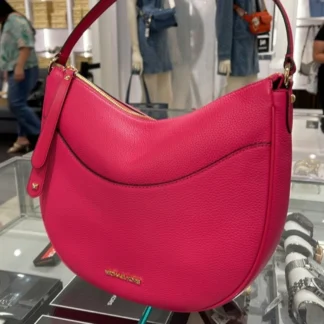 Cartera Michael Kors Dover Large Shoulder Bag Electric Pink de cuero original disponible en Trendstore Chile. Vista frontal de la cartera Michael Kors Dover grande color Electric Pink con compra segura y envío a todo Chile. Detalle del cuero granulado premium de la Michael Kors Dover Electric Pink original disponible en Trendstore Chile. Vista lateral de la cartera Michael Kors Dover grande de hombro con herrajes dorados y diseño de media luna. Interior de la cartera Michael Kors Dover Large con bolsillo interior y cierre disponible en Trendstore Chile. Cartera Michael Kors Dover grande de cuero original para mujer con despacho a todo Chile desde Trendstore Chile. Detalle de la textura del cuero granulado y bolsillo delantero de la Michael Kors Dover Electric Pink original. Cartera Michael Kors Dover Large Shoulder Bag Electric Pink original, compra segura y envío a todo Chile desde Trendstore Chile.