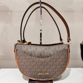 Cartera Michael Kors Dover Small Signature Logo café monograma original disponible en Trendstore Chile. Vista frontal de la cartera Michael Kors Dover pequeña café monograma con compra segura y envío a todo Chile. Detalle del estampado Signature Logo café de la Michael Kors Dover original disponible en Trendstore Chile. Vista lateral de la cartera Michael Kors Dover Signature Logo café con correa ajustable y herrajes dorados. Interior de la cartera Michael Kors Dover Small café monograma con ranuras para tarjetas disponible en Trendstore Chile. Cartera Michael Kors Dover Signature Logo original para mujer con despacho a todo Chile desde Trendstore Chile. Detalle de la textura de la lona Signature Logo y acabados premium de la Michael Kors Dover café monograma original. Cartera Michael Kors Dover Small Signature Logo café monograma original, compra segura y envío a todo Chile desde Trendstore Chile.