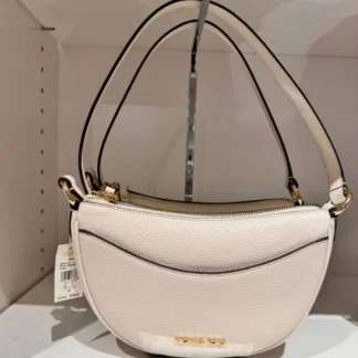 Cartera Michael Kors Dover Small Crossbody de cuero granulado color crema original disponible en Trendstore Chile. Vista frontal de la cartera Michael Kors Dover pequeña color crema con compra segura y envío a todo Chile. Detalle del cuero granulado premium de la Michael Kors Dover original disponible en Trendstore Chile. Vista lateral de la cartera Michael Kors Dover de media luna con correa ajustable y herrajes dorados. Interior de la cartera Michael Kors Dover Small con ranuras para tarjetas disponible en Trendstore Chile. Cartera Michael Kors Dover de cuero original para mujer con despacho a todo Chile desde Trendstore Chile. Detalle de la textura del cuero granulado y bolsillo exterior de la Michael Kors Dover original en Trendstore Chile. Cartera Michael Kors Dover Small Crossbody color crema original, compra segura y envío a todo Chile desde Trendstore Chile.