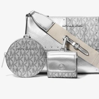 Cartera Michael Kors Jet Set Travel Small Crossbody plateada con parches metalizados original disponible en Trendstore Chile. Vista frontal de la cartera Michael Kors Jet Set Travel plateada con estampado Signature Logo y compra segura en Chile. Detalle de los parches metalizados y herrajes plateados de la Michael Kors Jet Set Travel original disponible en Trendstore Chile. Vista lateral de la cartera Michael Kors Jet Set Travel pequeña plateada con correa ajustable y envío a todo Chile. Monedero desmontable y funda para AirPods® Pro de la Michael Kors Jet Set Travel original disponibles en Trendstore Chile. Interior de la cartera Michael Kors Jet Set Travel con bolsillo organizador disponible en Trendstore Chile. Cartera Michael Kors Jet Set Travel plateada original para mujer con despacho a todo Chile desde Trendstore Chile. Cartera Michael Kors Jet Set Travel Small Crossbody plateada original, compra segura y envío a todo Chile desde Trendstore Chile.