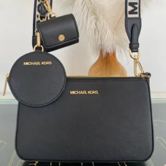 Cartera Michael Kors Jet Set Travel Small Crossbody de cuero Saffiano original disponible en Trendstore Chile. Vista frontal de la cartera Michael Kors Jet Set Travel de cuero Saffiano con compra segura y envío a todo Chile. Detalle del cuero Saffiano premium y herrajes dorados de la Michael Kors Jet Set Travel original disponible en Trendstore Chile. Vista lateral de la cartera Michael Kors Jet Set Travel pequeña con correa ajustable y accesorios desmontables. Monedero desmontable y funda para AirPods® Pro de la Michael Kors Jet Set Travel original disponibles en Trendstore Chile. Interior de la cartera Michael Kors Jet Set Travel con seis ranuras para tarjetas disponible en Trendstore Chile. Cartera Michael Kors Jet Set Travel de cuero original para mujer con despacho a todo Chile desde Trendstore Chile. Cartera Michael Kors Jet Set Travel Small Crossbody original, compra segura y envío a todo Chile desde Trendstore Chile.