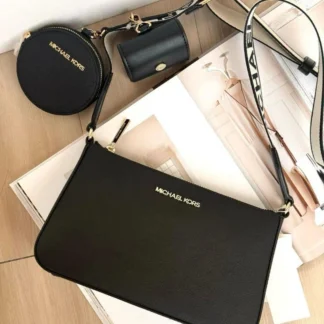Cartera Michael Kors Jet Set Travel Small Crossbody de cuero Saffiano original disponible en Trendstore Chile. Vista frontal de la cartera Michael Kors Jet Set Travel de cuero Saffiano con compra segura y envío a todo Chile. Detalle del cuero Saffiano premium y herrajes dorados de la Michael Kors Jet Set Travel original disponible en Trendstore Chile. Vista lateral de la cartera Michael Kors Jet Set Travel pequeña con correa ajustable y accesorios desmontables. Monedero desmontable y funda para AirPods® Pro de la Michael Kors Jet Set Travel original disponibles en Trendstore Chile. Interior de la cartera Michael Kors Jet Set Travel con seis ranuras para tarjetas disponible en Trendstore Chile. Cartera Michael Kors Jet Set Travel de cuero original para mujer con despacho a todo Chile desde Trendstore Chile. Cartera Michael Kors Jet Set Travel Small Crossbody original, compra segura y envío a todo Chile desde Trendstore Chile.
