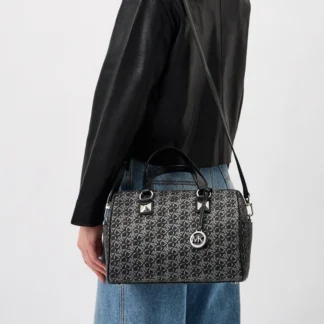 Cartera Michael Kors Grayson mediana Empire Logo metalizado negro plateado original disponible en Trendstore Chile. Vista frontal de la cartera Michael Kors Grayson satchel con estampado Empire Logo metalizado y compra segura en Chile. Detalle de las tachuelas piramidales y herrajes plateados de la Michael Kors Grayson original disponible en Trendstore Chile. Vista lateral de la cartera Michael Kors Grayson mediana negro plateado con correa ajustable y envío a todo Chile. Interior de la cartera Michael Kors Grayson satchel con bolsillos organizadores disponible en Trendstore Chile. Cartera Michael Kors Grayson Empire Logo metalizado original para mujer con despacho a todo Chile desde Trendstore Chile. Detalle de la textura del estampado Empire Logo metalizado y acabados premium de la Michael Kors Grayson original. Cartera Michael Kors Grayson mediana negro plateado original, compra segura y envío a todo Chile desde Trendstore Chile.