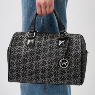 Cartera Michael Kors Grayson mediana Empire Logo metalizado negro plateado original disponible en Trendstore Chile. Vista frontal de la cartera Michael Kors Grayson satchel con estampado Empire Logo metalizado y compra segura en Chile. Detalle de las tachuelas piramidales y herrajes plateados de la Michael Kors Grayson original disponible en Trendstore Chile. Vista lateral de la cartera Michael Kors Grayson mediana negro plateado con correa ajustable y envío a todo Chile. Interior de la cartera Michael Kors Grayson satchel con bolsillos organizadores disponible en Trendstore Chile. Cartera Michael Kors Grayson Empire Logo metalizado original para mujer con despacho a todo Chile desde Trendstore Chile. Detalle de la textura del estampado Empire Logo metalizado y acabados premium de la Michael Kors Grayson original. Cartera Michael Kors Grayson mediana negro plateado original, compra segura y envío a todo Chile desde Trendstore Chile.