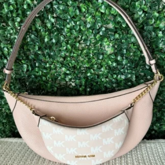 Cartera Michael Kors Hollis mediana 2 en 1 rosa de cuero granulado y jacquard original disponible en Trendstore Chile. Vista frontal de la cartera Michael Kors Hollis rosa con logotipo jacquard y compra segura en Chile. Detalle del cuero granulado y jacquard con logotipo Michael Kors de la Hollis rosa original disponible en Trendstore Chile. Vista lateral de la cartera Michael Kors Hollis mediana rosa con herrajes dorados y envío a todo Chile. Funda desmontable de la cartera Michael Kors Hollis 2 en 1 rosa original disponible en Trendstore Chile. Cartera Michael Kors Hollis mediana de cuero rosa original para mujer con despacho a todo Chile desde Trendstore Chile. Detalle de las texturas premium y acabados dorados de la Michael Kors Hollis rosa original. Cartera Michael Kors Hollis 2 en 1 rosa original, compra segura y envío a todo Chile desde Trendstore Chile.