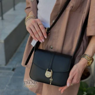 Cartera Crossbody Ana Versson Lyra negra original disponible en Trendstore Chile. Vista frontal de la cartera Ana Versson Lyra negra con compra segura y envío a todo Chile. Cartera Crossbody Ana Versson modelo Lyra color negro para mujer disponible en Trendstore Chile. Detalle del diseño elegante de la cartera Ana Versson Lyra negra ideal para uso diario. Vista lateral de la cartera Crossbody Ana Versson Lyra negra con excelente capacidad. Cartera Ana Versson Lyra negra gratis por compras seleccionadas en Trendstore Chile. Crossbody Ana Versson Lyra negra con despacho a todo Chile desde Trendstore Chile. Cartera Crossbody Ana Versson Lyra negra elegante, práctica y disponible por tiempo limitado en Trendstore Chile.